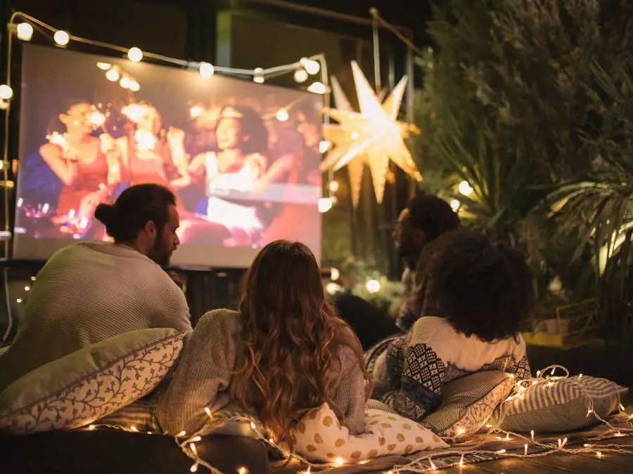 outdoor-movie-night-labor-day-party-ideas