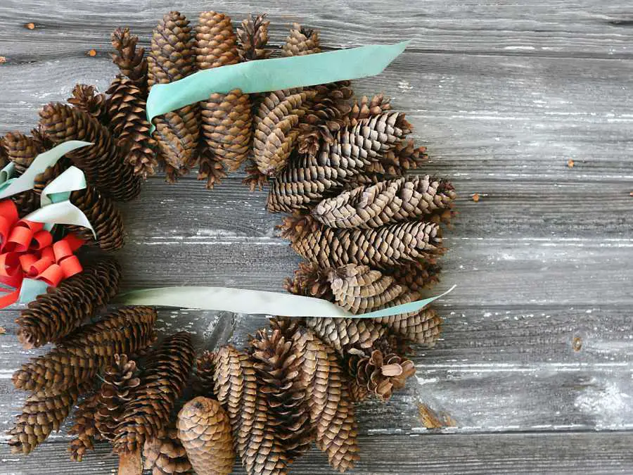 pinecone-wreath-fall-craft-with-pinecone-for kids-and-adult