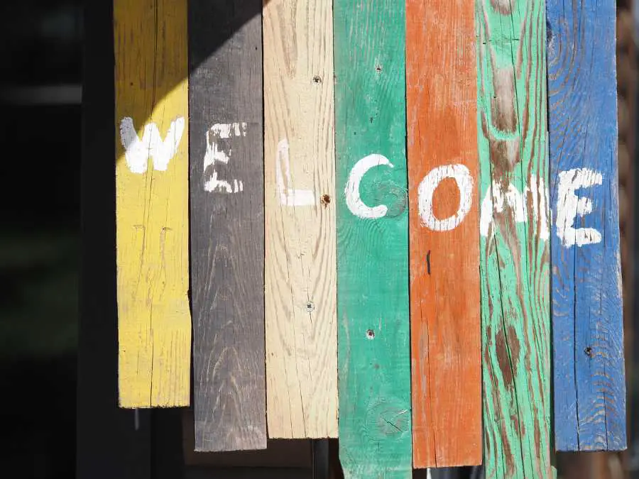 wood-signs-eco-friendly-labor-day-party-decor-ideas