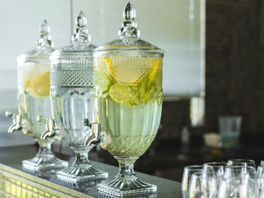 stylish-drink-dispenser-eco-friendle-labor-day-paerty-decor-ideas