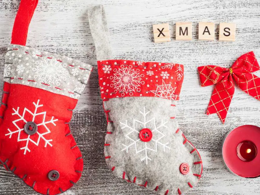 stocking-decorated-with-buttons-and-bow