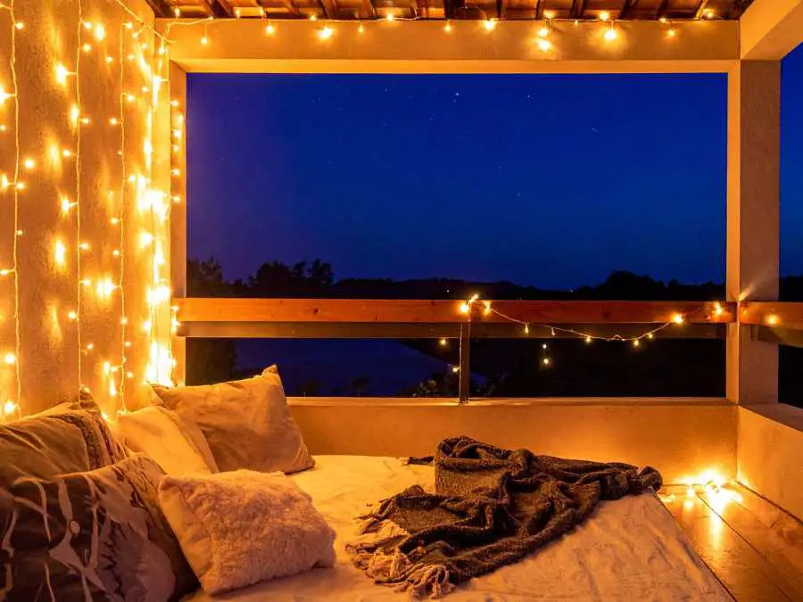 balcony-or-railing-micro-light-decor-hacks-for-small-apartments