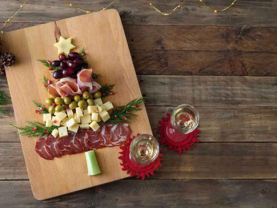 cheese-and-charcuterie-christmas-tree-board