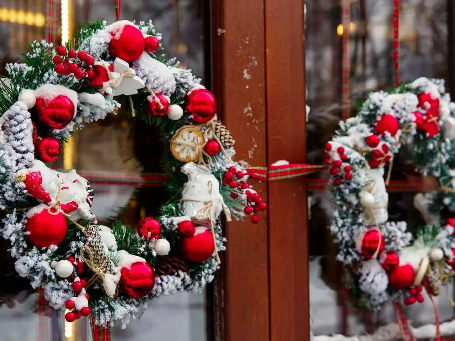 christmas-wreath-on-window-living-room-decor