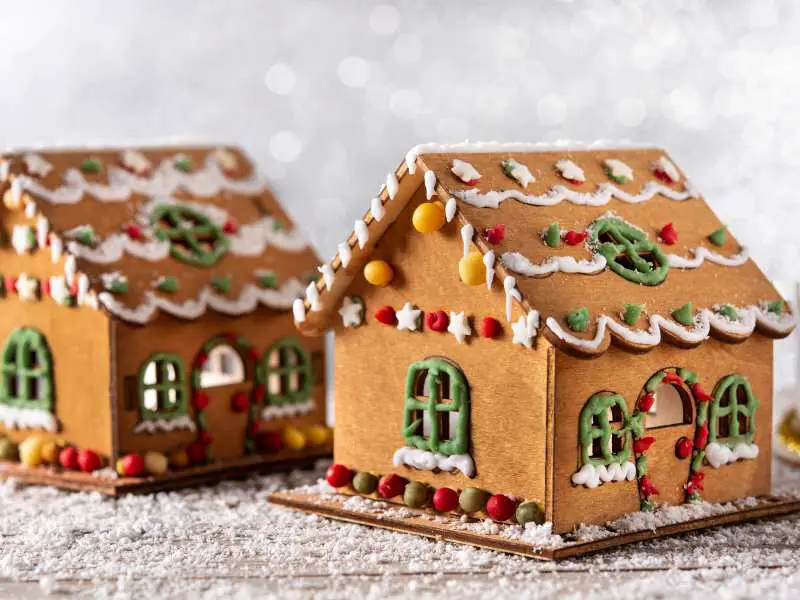 Christmas-gingerbread-house-decorating