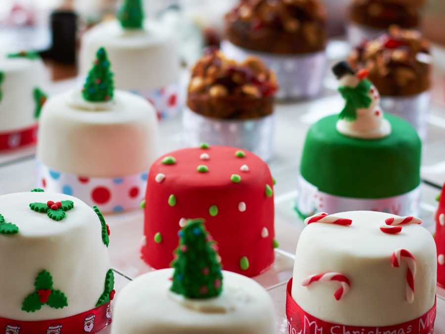 classic-christmas-color-cake-decorating-ideas