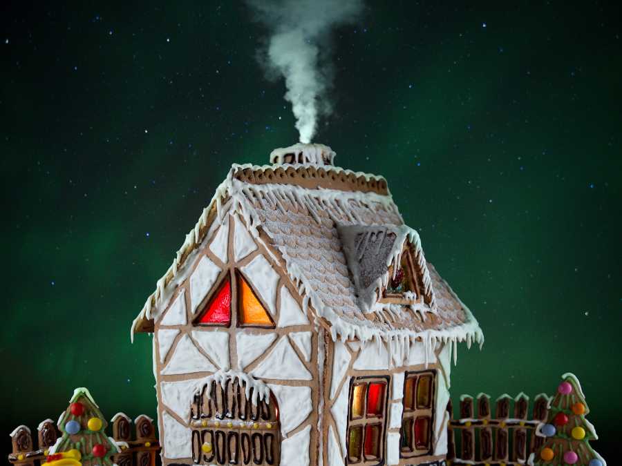 classic-cottage-gingerbread-house-gingerbread-house-ideas-for-beginner