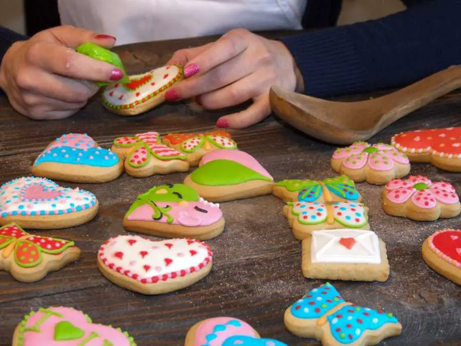 cookie-cutter-cake-decorating