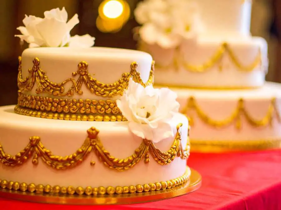 elegant-gold-and-white-christmas-cake