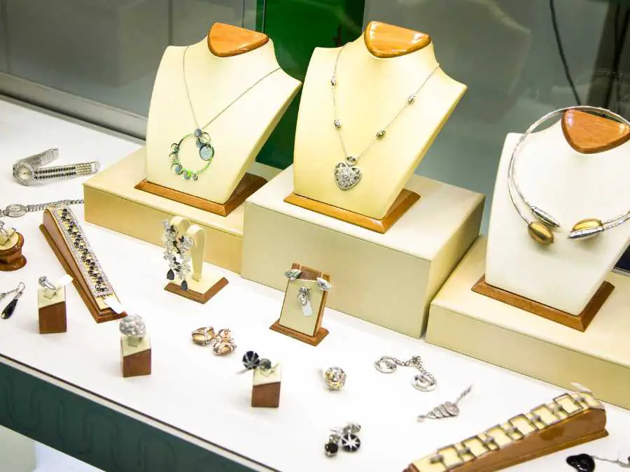 final-styling-touches-christmas-new-year's-eve-party-outfit