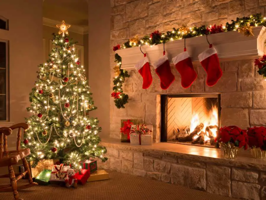 fireplace-decor-with-garland-christmas-living-room