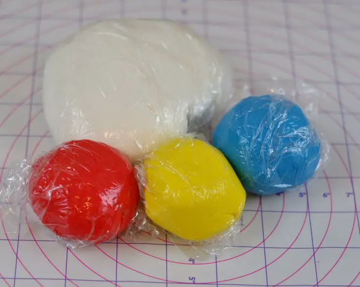 fondant-cake-storage-christmas-cake-decorating-ideas