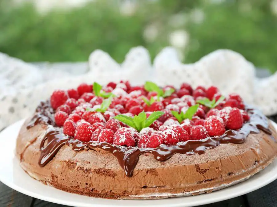 ganache-glazing-christmas-cake-decorating-ideas