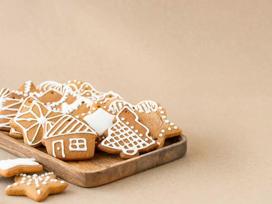 gingerbread-cookies-christmas-party-food-ideas