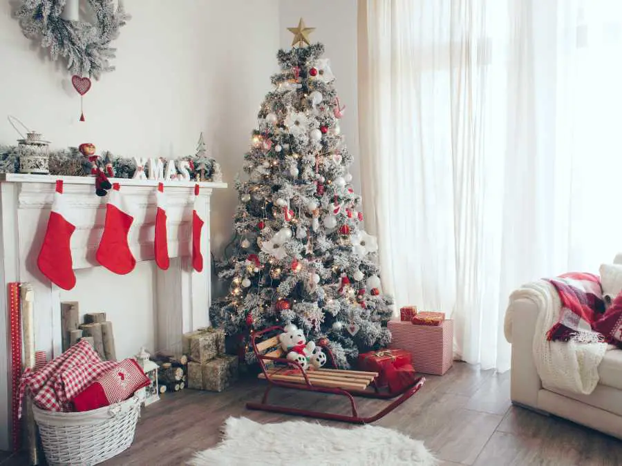 pencil-or-slim-christmas-tree-decor-hacks-for-small-apartment