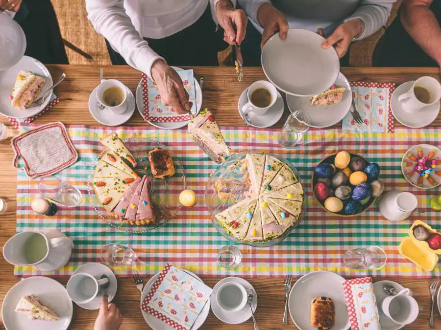 holiday-inspired-coffee-table-decor