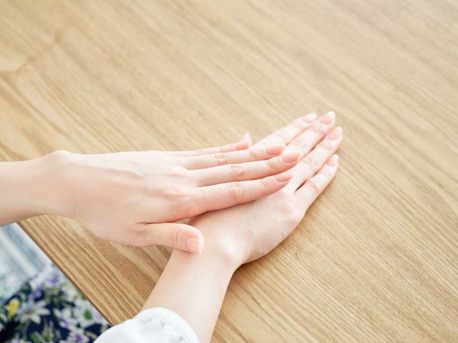 it-details-look-wobbly-cute-halloween-nail-art-tutorial