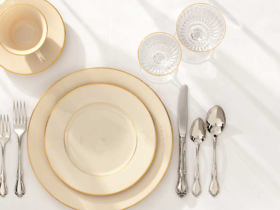 layerd-place-setting-with-charger-plate-christmas-living-room