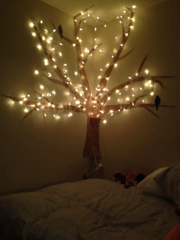 wall-mounted-tree-christmas-decor-hacks-for-small-apartment