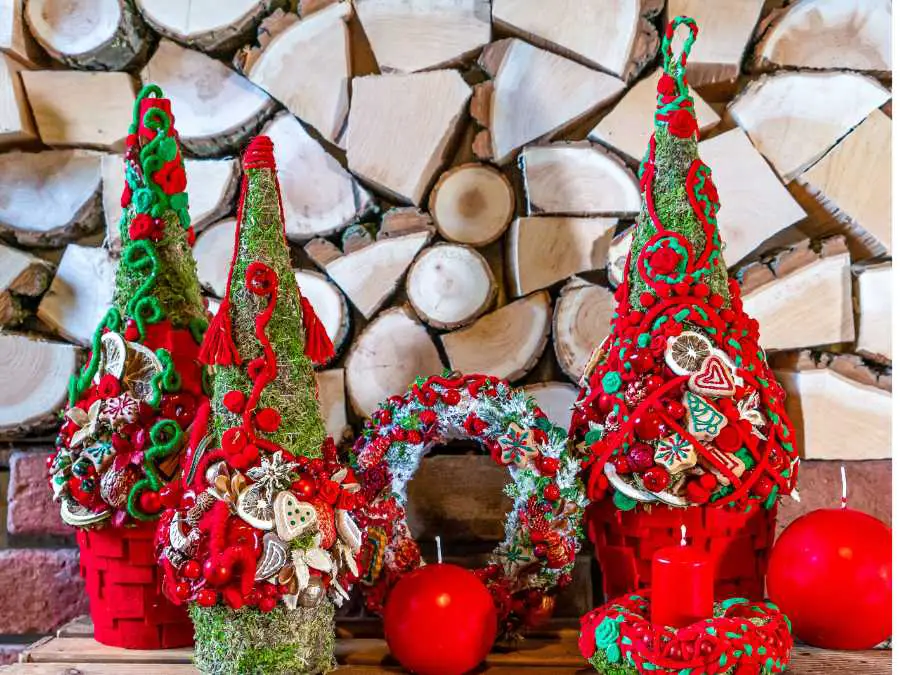 mini-christmas-trees-as-table-decor