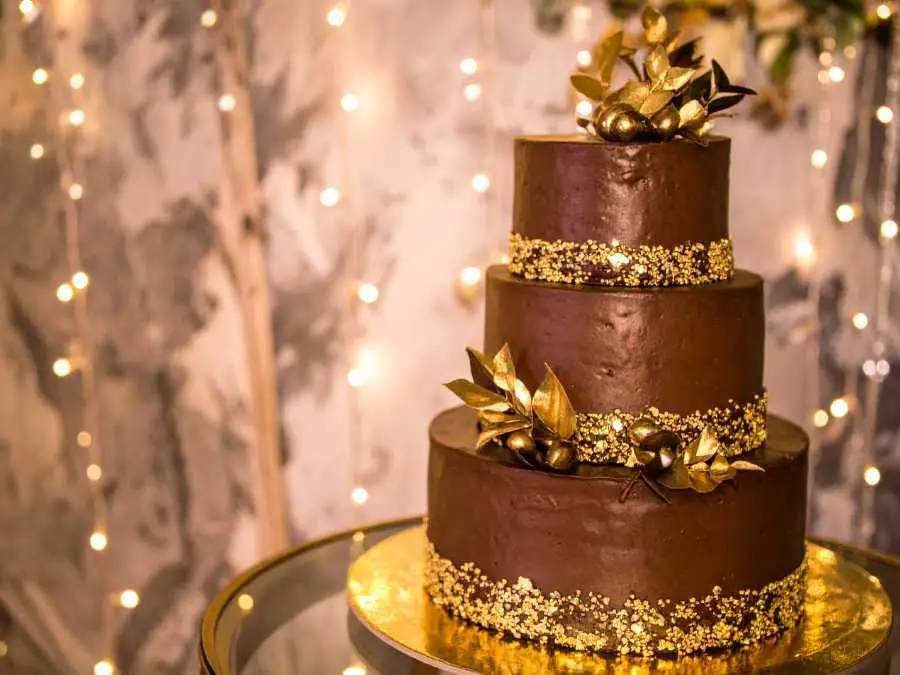 multi-tier-christmas-cake-decorating