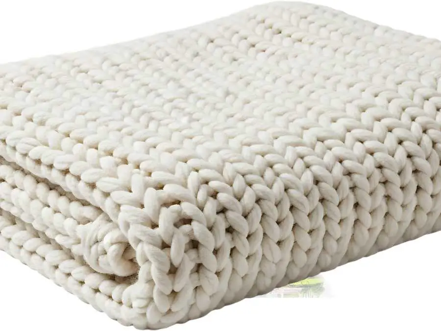oversized--knit-blanket-christmas-living-room