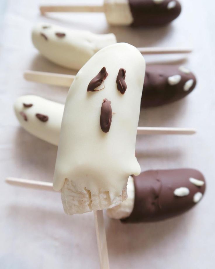 pumpkin-mac-and-cheese-cups-halloween-treats-for-kid-parties