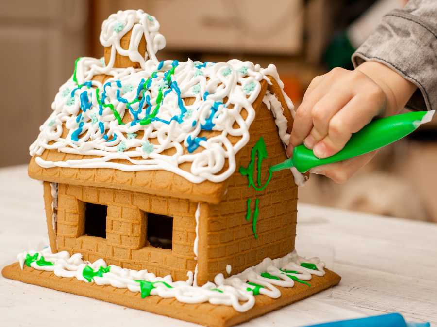 royal-icing-techniques-gingerbread-house-for-beginners