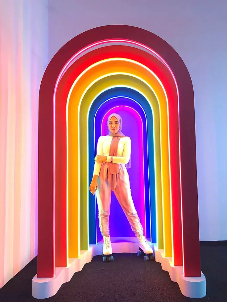 social-media-worth-display-christmas-light-decorating-ideas