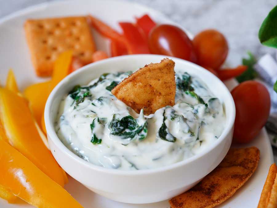 spinach-artichoke-dip-with-crackers-christmas-party-food-ideas