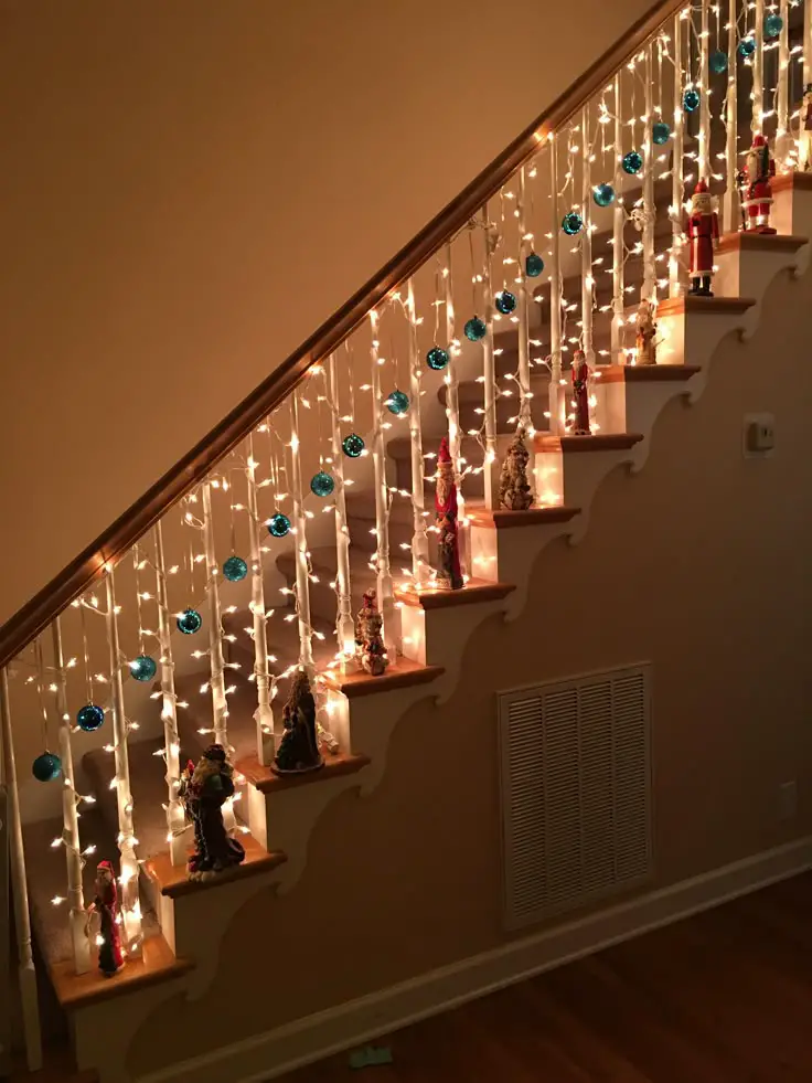 staircase-and-hallway-christmas-light-decoration-ideas