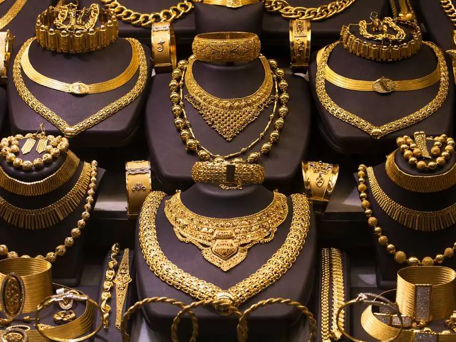 statement-jewelry-pieces-stunning-new-years's-eve-party-outfit