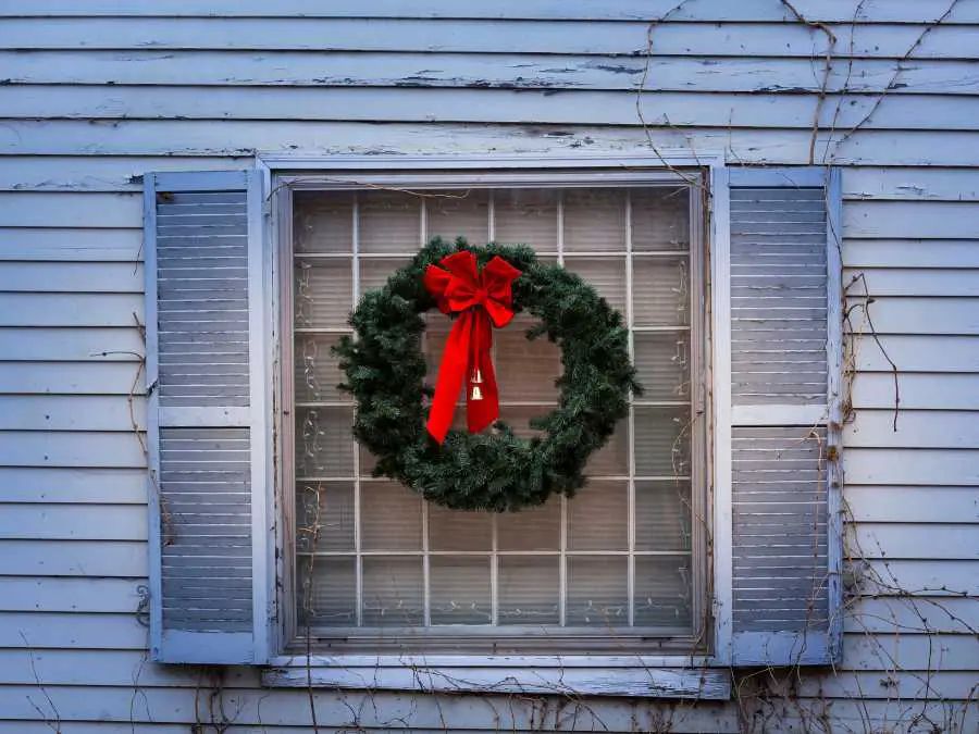 window-decorations-with-wreath