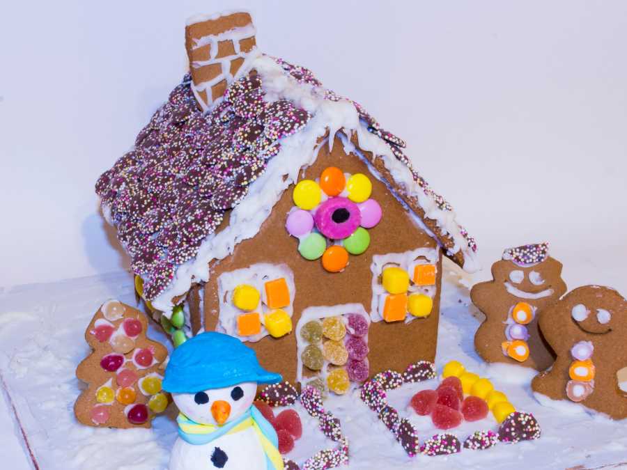 winter-elegance-gingerbread-house-for-beginner