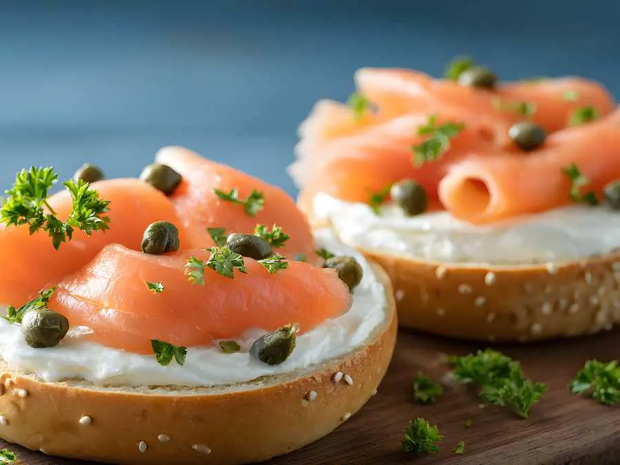 bagel-thins-with-cream-cheese