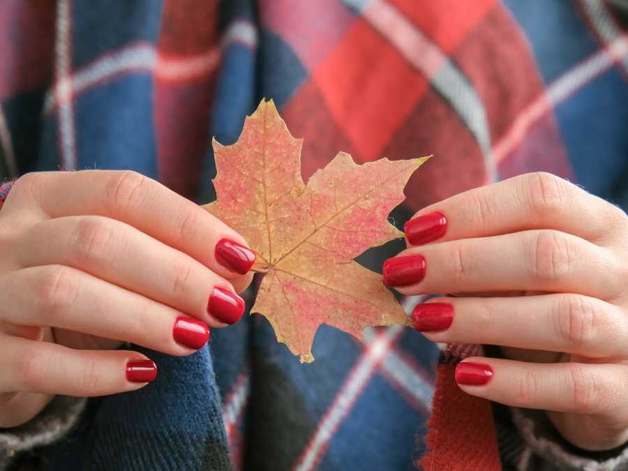 balance-bold-outfits-with-simple-nail-designs