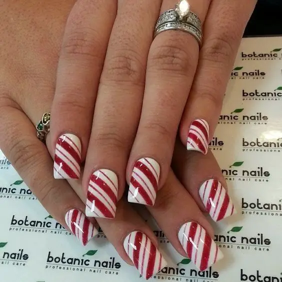 candy-cane-stripes-stunning-christmas-nail-ideas
