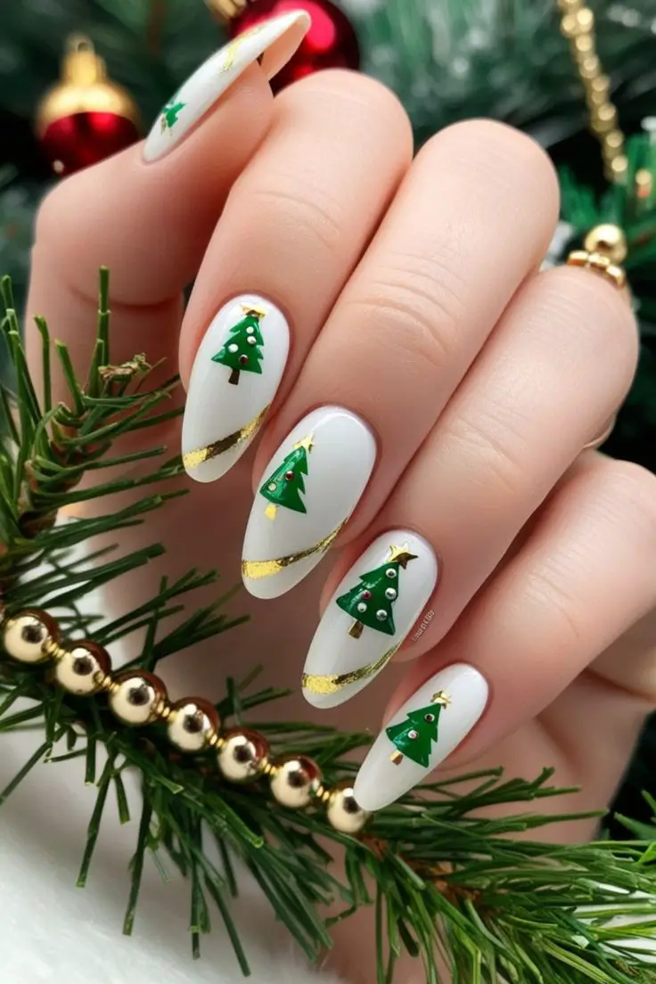 chritmas-tree-accent-nails