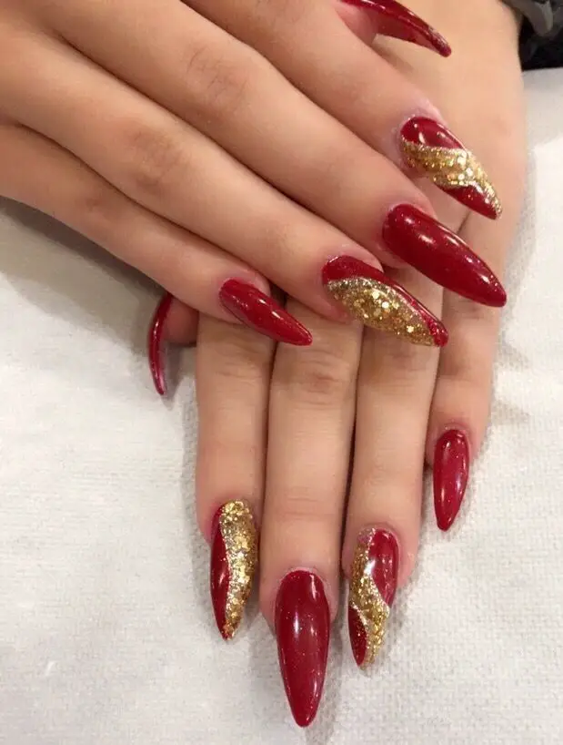 classic-red-and-gold-glam-stunning-christmas-nail-ideas