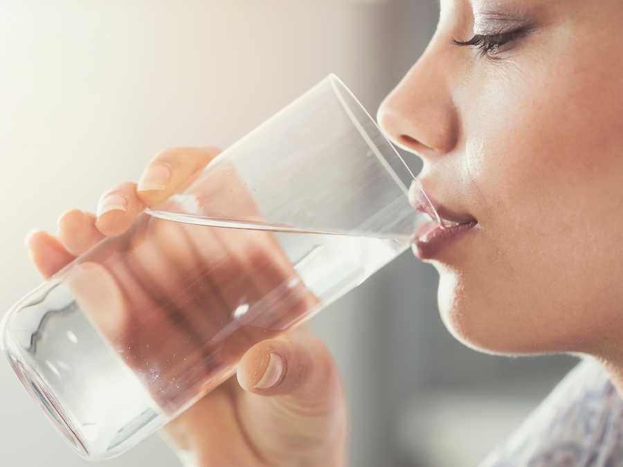 drink-one-extral-glass-of-water-new-year-resolution-that-actually-stick