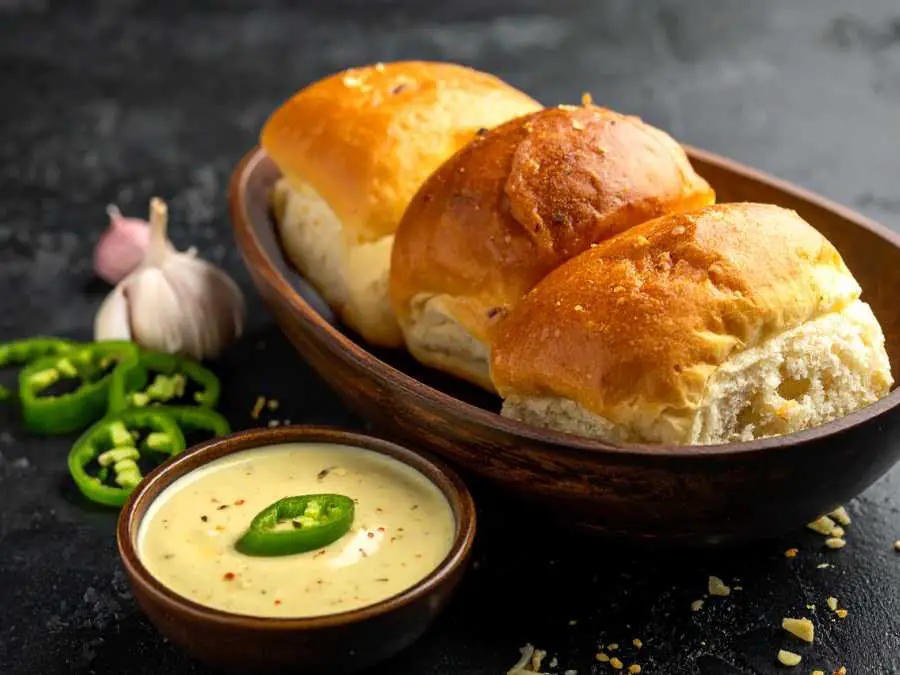 garlic-butter-dinner-rolls-new-year-eve-recipes