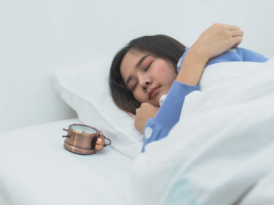 go-to-bed-15-minutes-earlier-new-year-resolution-that-actually-stick