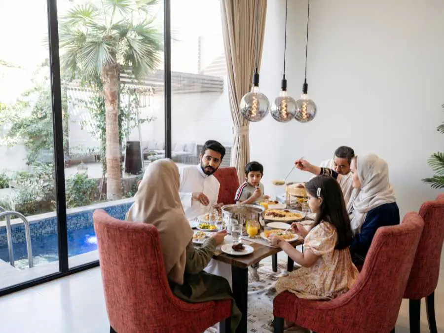 have-one-device-free-meal-with-family-freiedly-weekly-new-year-resolution-that-actually-stick