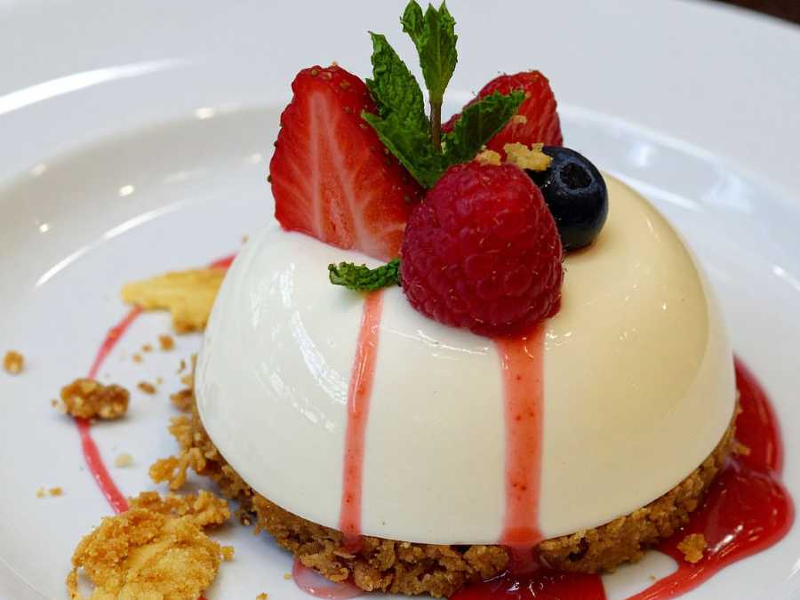 penna-cotta-with-respberry-sauce