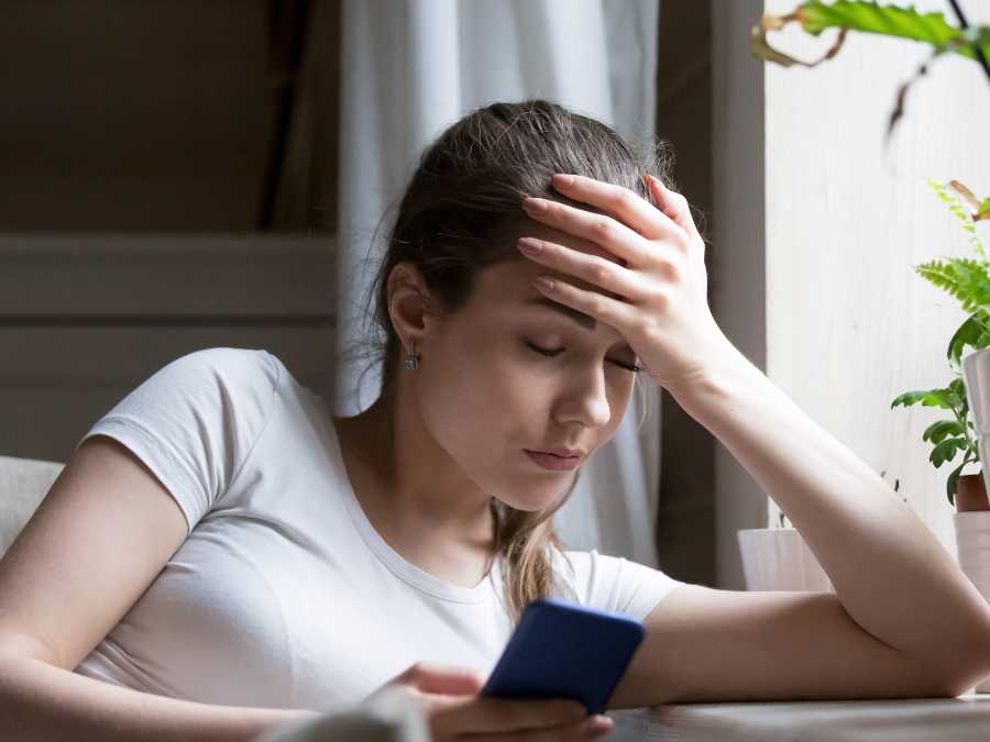 set-phone-boundaries-after-8-pm-new-year's-resolutions-for-mom