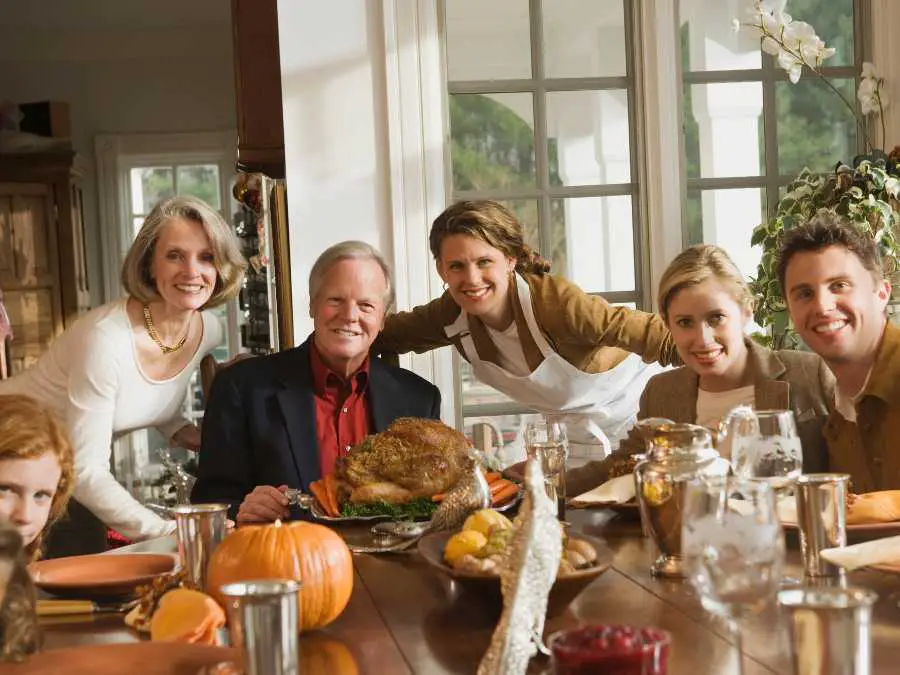 start-a-family-gratitude-practice-at-dinner-new-year's-resolution-for-mom