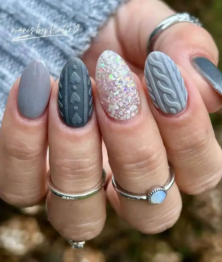 sweater-texture-nails-christmas-nail-ideas