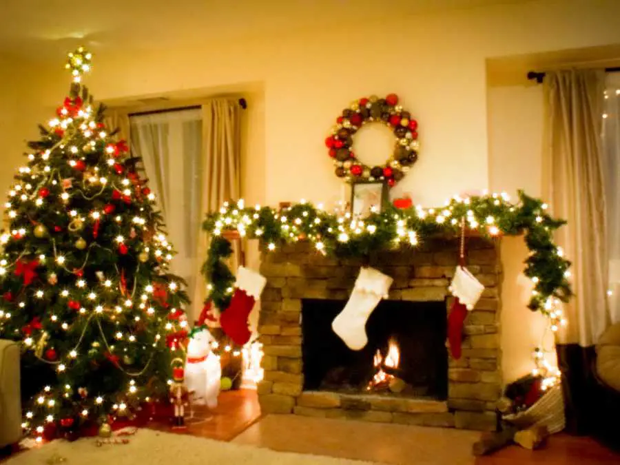a-statement-christmas-wreath-fireplace-mantel-decor-ideas