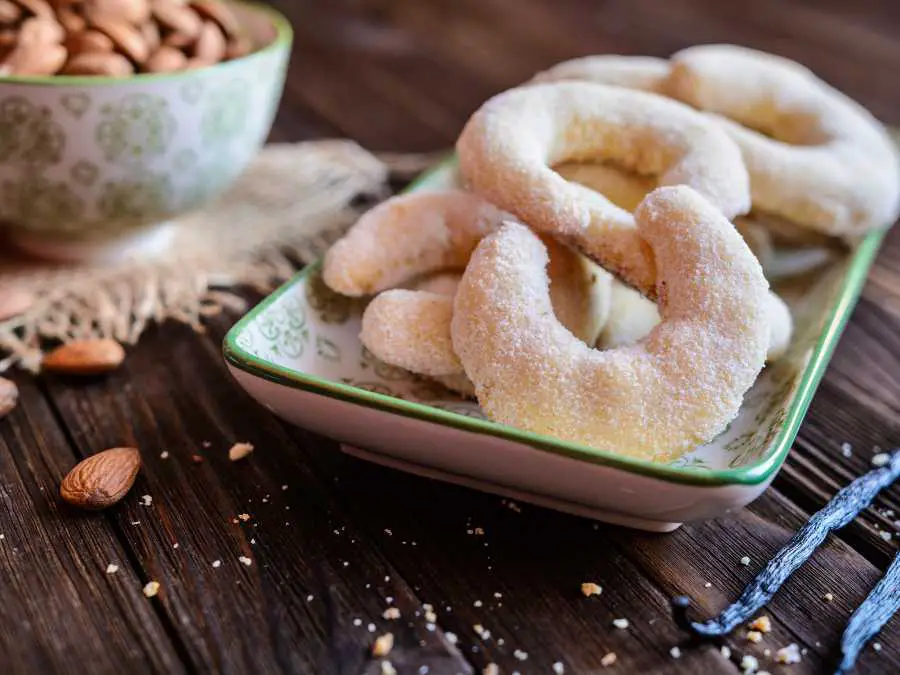 almond-crescent-cookies