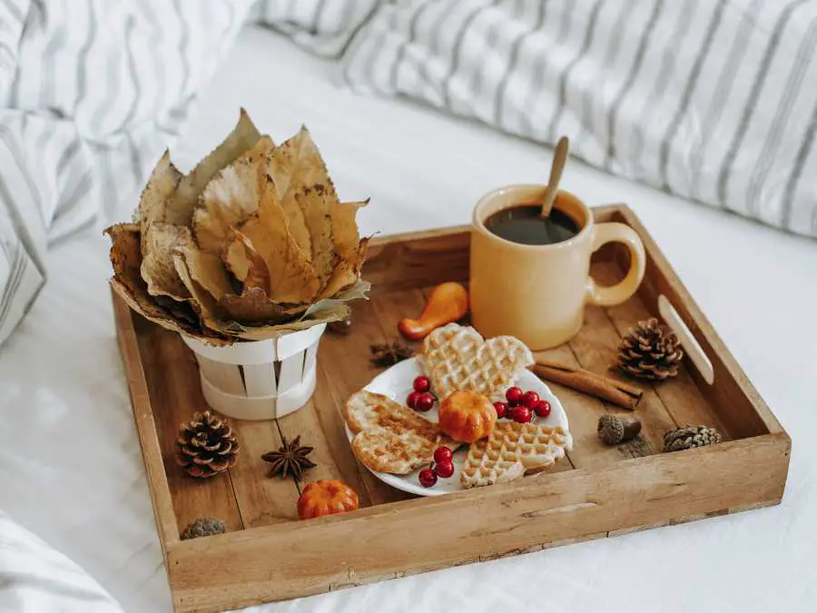 breakfast-in-bed-basket-thoutful-christmas-basket-gift-ideas-for-moms